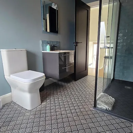 Comfotable Centre Two Bedroom Apartamento